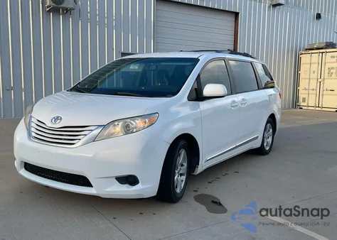 2015 Toyota Sienna Le z USA, uszkodzony, nr VIN 5TDKK3DC3FS547083